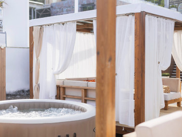 Бунгало с джакузи весь день