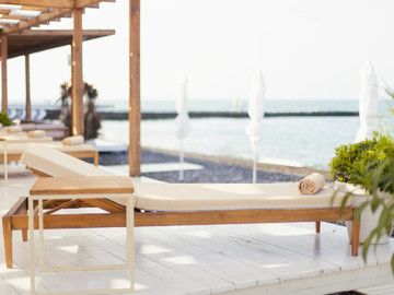 Шезлонг под аэрарием на целый день