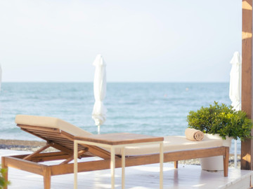 Шезлонг под аэрарием на целый день