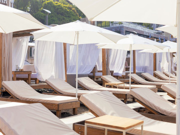 Шезлонг под зонтом целый день